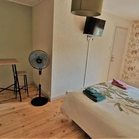 Bed & Breakfast Escale Au Clos Martin De Juillers Et D'hotes 3*