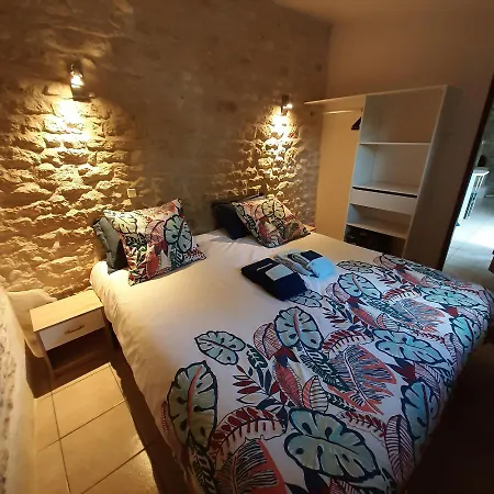 Escale Au Clos Martin De Juillers Et D'hotes 3*