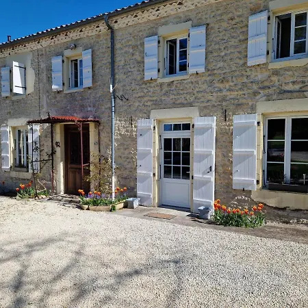Bed & Breakfast Escale Au Clos Martin De Juillers Et D'hotes 3*