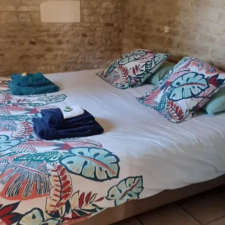 Bed & Breakfast Escale Au Clos Martin De Juillers Et D'hotes 3*