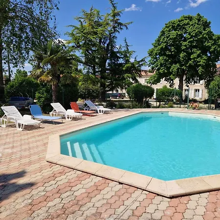 Bed & Breakfast Escale Au Clos Martin De Juillers Et D'hotes 3*