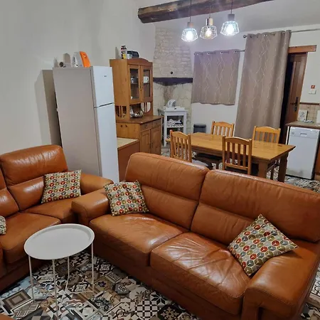 Bed & Breakfast Escale Au Clos Martin De Juillers Et D'hotes 3*