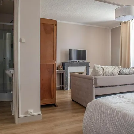 Bed & Breakfast Escale Au Clos Martin De Juillers Et D'hotes 3*