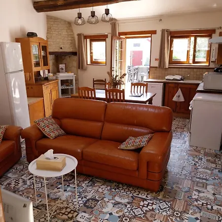 Escale Au Clos Martin De Juillers Et D'hotes Bed & Breakfast 3*