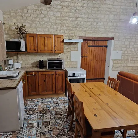 Escale Au Clos Martin De Juillers Et D'hotes 3*