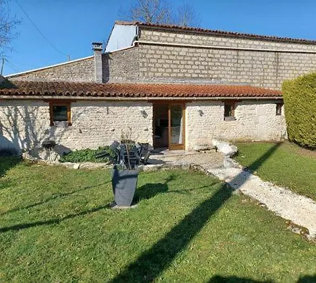 Escale Au Clos Martin De Juillers Et D'hotes Bed & Breakfast