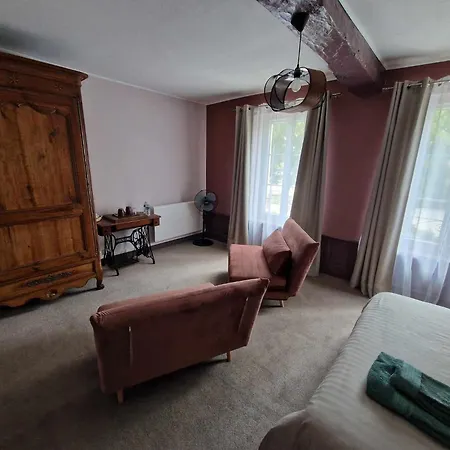 Bed & Breakfast Escale Au Clos Martin De Juillers Et D'hotes 3*