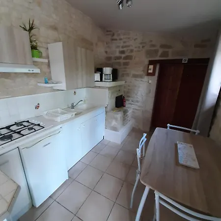 Escale Au Clos Martin De Juillers Et D'hotes 3*