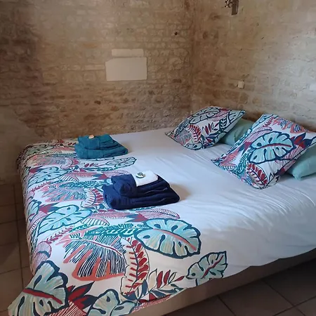 Escale Au Clos Martin De Juillers Et D'hotes Bed and Breakfast