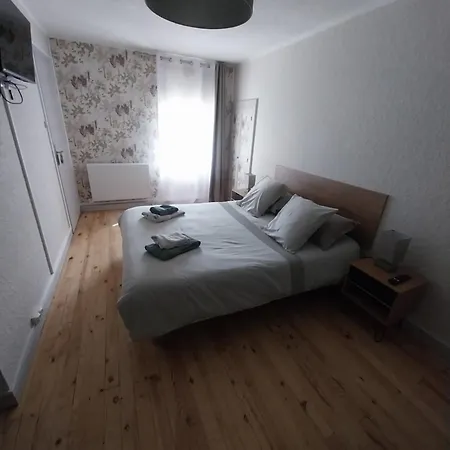 Bed & Breakfast Escale Au Clos Martin De Juillers Et D'hotes 3*